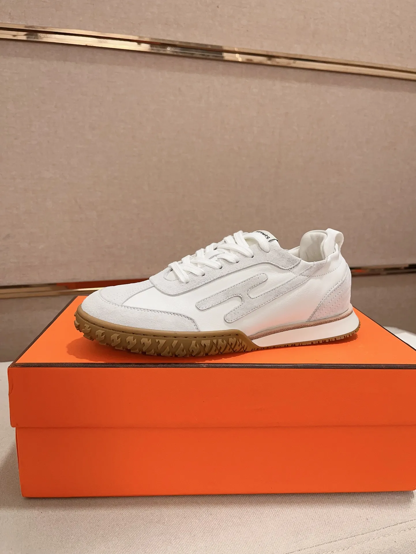 Men's men's shoes 💰: 720💰 Hermes top version # Couple style 💏 24ss casual sneakers Suede goatskin sneakers decorated with contrasting patterns and iconic "H" details, beautifully packaged at the delivery counter 🛍📦 Fabric: suede + cowhide Lining: mixed sheep lining Outsole: original TPU Bottom thickness: 2CM Size: 35-44